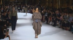 Viete prečo sa modelky na móle nikdy neusmievajú?