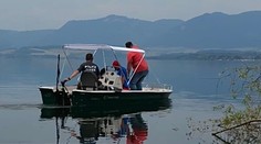 Pátranie po rybároch na Liptovskej Mare pokračuje. Prevzali ho špeciálni záchranári s morským sonarom