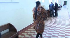 Nora Mojsejová na súde v našuchorenom kožuchu a dobrej nálade