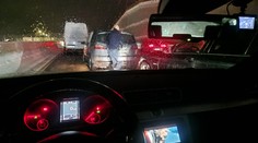 Prvá nehoda v tuneli Višňové. Zrážka viacerých áut spôsobila kolóny