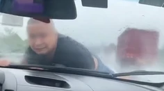 VIDEO: Žena "uniesla" exmanžela na kapote auta. Po 20 kilometroch ju zastavili policajti