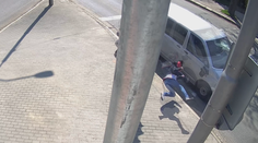 VIDEO: Len pre odolné povahy. Rodinu s kočíkom zmietla dodávka, polícia zverejnila desivé zábery