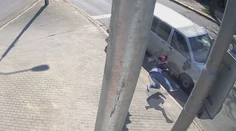 VIDEO: Len pre odolné povahy. Rodinu s kočíkom zmietla dodávka, polícia zverejnila desivé zábery