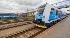 Cestujúcim neotváral dvere, vlak sa rozbiehal pomaly. Rušňovodič nafúkal závratnú hodnotu