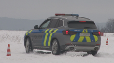 Sneh a ľad pod kolesami: Policajti trénovali jazdu v extrémnych podmienkach