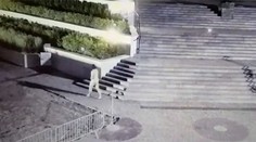 Bratislavský Diskopříběh: Pred parlamentom sa prechádzal nahý mladík s kuklou na hlave