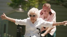 Slávny raper prekvapil svoju 100-ročnú babičku. Neuveríte, čo sa dialo potom