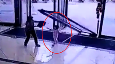 Hrôza na kamere! Na dieťa spadli dvere a doslova ho pripučili