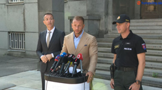 Výhražný e-mail o nastraženej bombe prišiel až na 270 škôl. Minister školstva má pre páchateľa odkaz