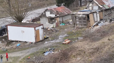 Z osady sa musia pre stavbu ekoduktu vysťahovať. V Čadci ich susedia nechcú a spisujú petíciu