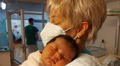 FOTO: Dramatická cesta so šťastným koncom. V Košiciach vyšetrili dievčatko, ktoré porodila náhradná matka z Odesy