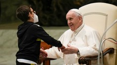 VIDEO: Chlapec sa stal stredobodom pozornosti počas audiencie u pápeža. Vzal si aj suvenír