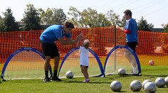 Kluby Premier League "zdierajú" rodičov za splnenie sna deťom