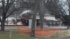 VIDEO: Vlak v Tennessee vo veľkej rýchlosti rozmetal kamión s betónovým väzníkom a vykoľajil sa