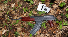 V Česku brutálne vraždil Slovák. Zobral samopal a paľbu na rodinu spustil cez zatvorené dvere