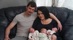 Šanca jedna k 200 miliónom: V Británii sa narodili identické trojčatá. Rodičia majú systém, aby si ich nepomýlili