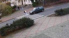 VIDEO: Autom zrazil na priechode len 15-ročné dievča. Po tvrdom páde ju len potľapkal a ušiel