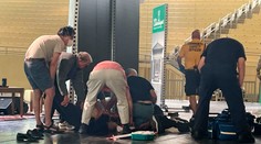 Britského spisovateľa Rushdieho napadol neznámy útočník, bodal ho do krku