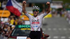 Na slávnom kopci unikol všetkým. Slovinec fenomenálne triumfoval a na Tour je opäť „žltý“