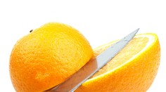 Jednoduchý spôsob, ako olúpete pomaranč za pár sekúnd