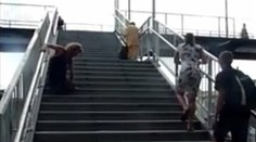 Na stanici nebol výťah. Takto musel vozičkár zdolať schody