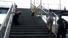 Na stanici nebol výťah. Takto musel vozičkár zdolať schody