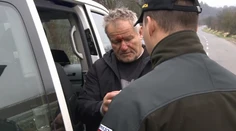 Auto zapichnuté v strome a nikto nikde. V takomto stave našli vodiča po hodine
