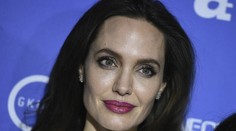 Usmiata Angelina Jolie. Pohľad na jej vychudnutú postavu však bolí