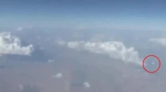 Pasažier natočil z okna lietadla záhadný objekt
