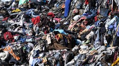 Množstvo vyrobeného oblečenia ohrozuje našu planétu. Jednu z najväčších skládok vidno aj z vesmíru