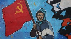 VIDEO: Ruská propaganda má nového hrdinu. Pamätník stareny, ktorá nesie červenú vlajku, chcú postaviť aj v Mariupole