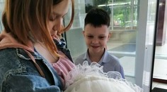 Školáčku (14) prepustili s bábätkom z nemocnice. Okrem priateľa (11) ich sprevádzali aj mamy