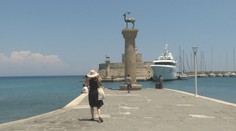 Prvý charterový let do Grécka bol úplne vypredaný. Poloprázdne pláže turistom vyhovujú