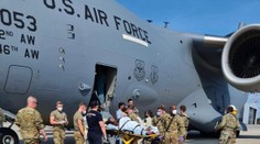 Afganské dieťa, ktoré sa narodilo na palube amerického lietadla, dostalo nezvyčajné meno