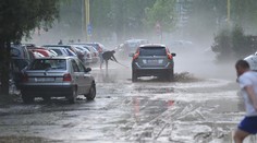 Na východe hrozia intenzívne zrážky, vo viacerých okresoch aj povodne