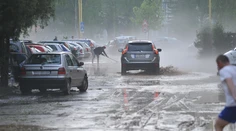 Na východe hrozia intenzívne zrážky, vo viacerých okresoch aj povodne