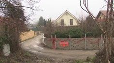 Susedka postavila múr cez cestu. Obyvatelia sú bez hasičov aj vývozu žumpy