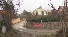 Susedka postavila múr cez cestu. Obyvatelia sú bez hasičov aj vývozu žumpy