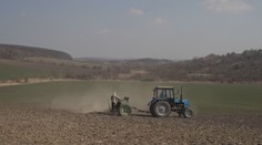 Nezastavila ich ani vojna. Ukrajinskí farmári sa vybrali do polí, aby zasiali