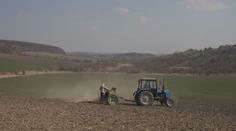 Nezastavila ich ani vojna. Ukrajinskí farmári sa vybrali do polí, aby zasiali