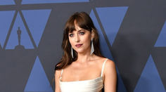 Dakota v odvážnom outfite: Namiesto predností jej trčali rebrá