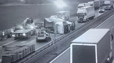 Úsek od hraníc po zjazd na Břeclav je neprejazdný, kolóny sú aj na mnohých miestach v Bratislave