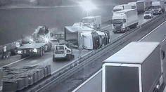 Úsek od hraníc po zjazd na Břeclav je neprejazdný, kolóny sú aj na mnohých miestach v Bratislave