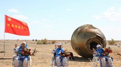VIDEO: Čínski astronauti sa po 90-dňovej misii vrátili na Zem