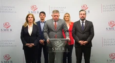 Smer predstavil kandidátku do eurovolieb. Na jej čele sú viaceré známe tváre