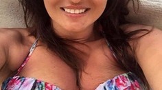 Bez mejkapu a s bujným poprsím: Ďalšia sexica sa predviedla v bikinách!