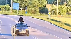VIDEO: Sadla si na strechu auta a vozila sa po Revúcej. Polícia zverejnila bizarné video