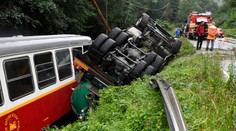 Cisterna sa rútila po mokrej ceste, zdemolovala historický vozeň Detskej železnice