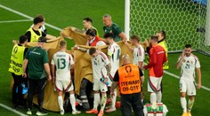 VIDEO: Desivá zrážka a štadión zmĺkol. Maďarského útočníka po hrozivom incidente odnášali na nosidlách