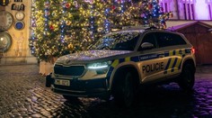 Ježiško rozhádzal darčeky po vozovke. Kuriérovi sa počas cesty otvorila dodávka, vypadnuté zásielky si zrejme vzali okoloidúci